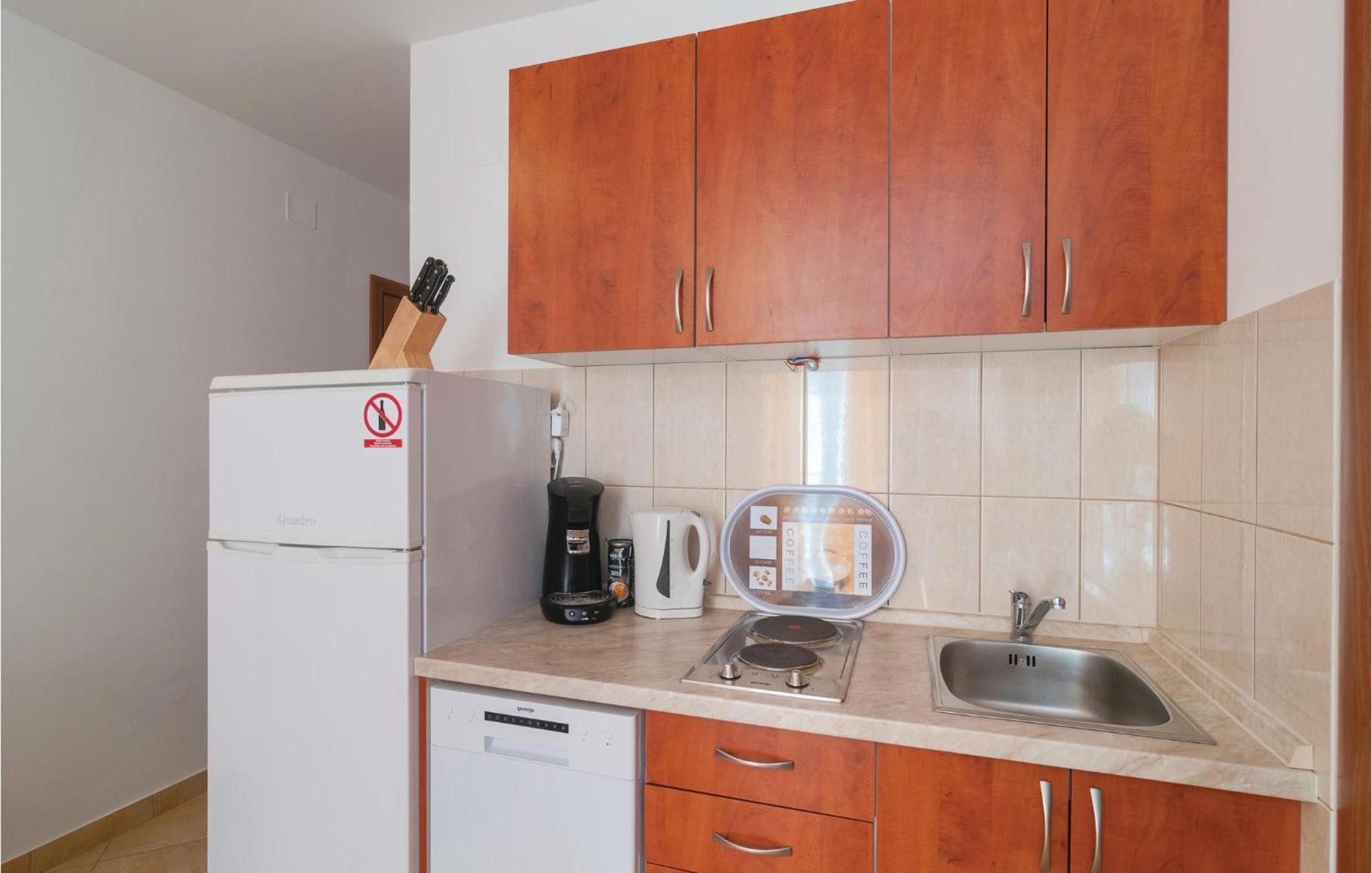 Cozy Apartment In Supetar With Kitchen Exterior foto