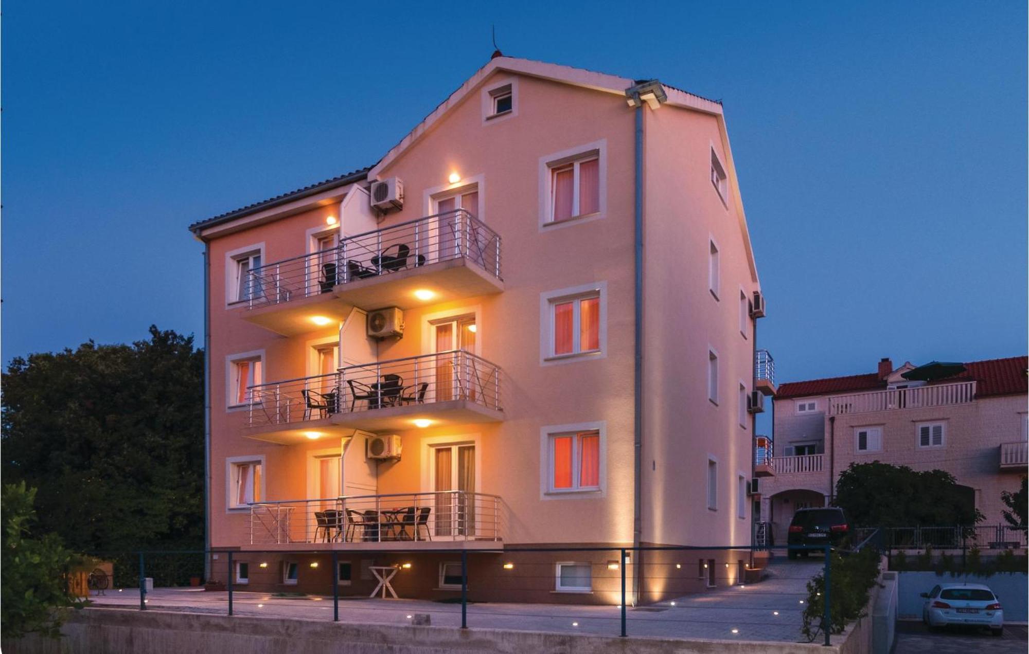 Cozy Apartment In Supetar With Kitchen Exterior foto