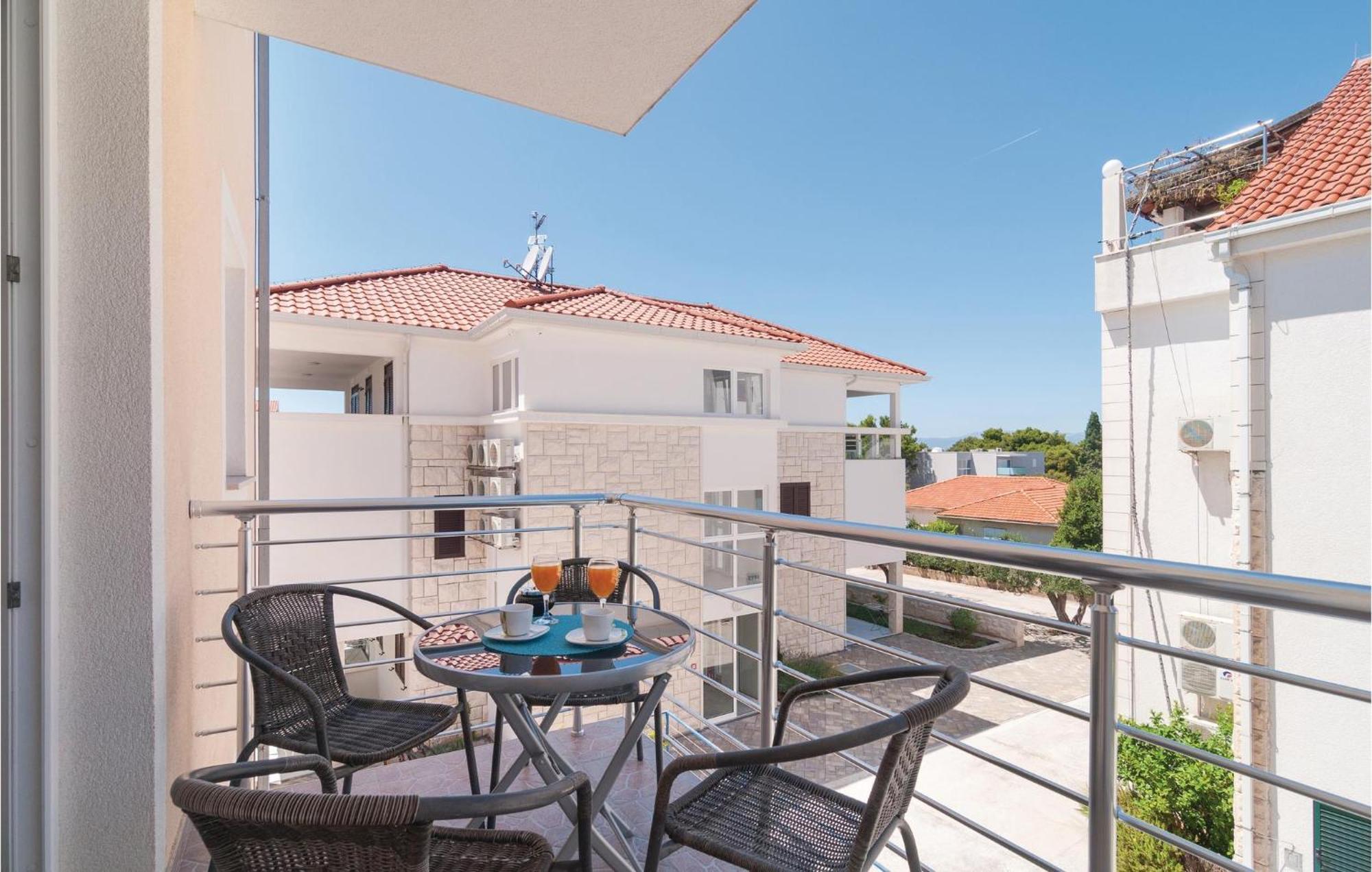 Cozy Apartment In Supetar With Kitchen Exterior foto